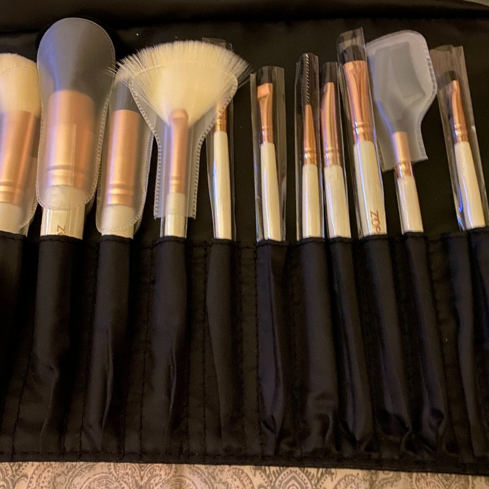 Cosmetic facial brushes